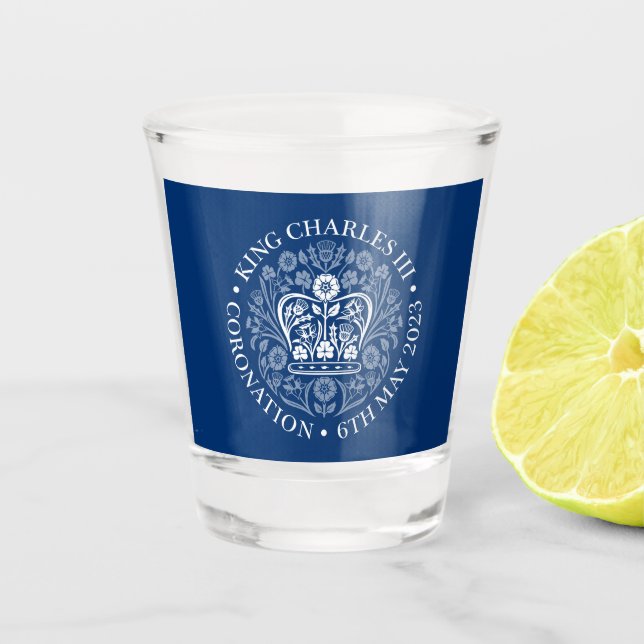 Das KrönungsEmblem des Königs Charles 2023 Schnapsglas (Vorderseite)