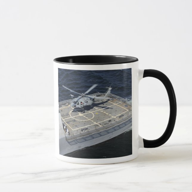 Das Küstenschiff USS Freedom Tasse (Rechts)