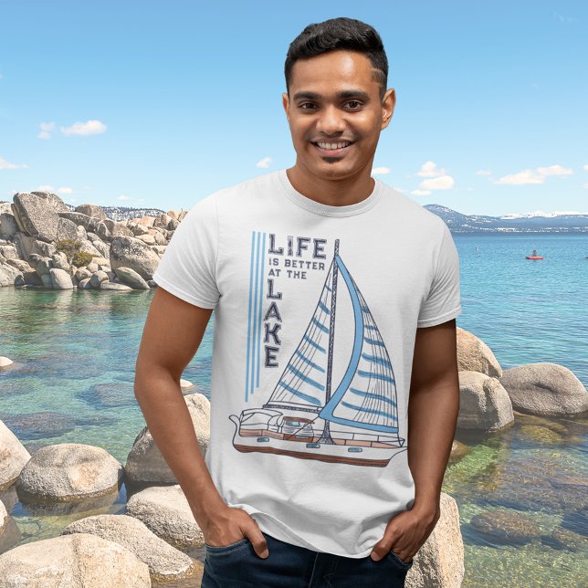 Das Leben am Blue Sails Segelboot ist besser T-Shirt (Von Creator hochgeladen)
