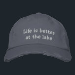 Das Leben am See ist besser, grau bestickter Hut<br><div class="desc">Das Leben ist besser am See grau bestickte Hut. Eine lustige Geschenkidee für Männer. Auch gut für Rentner oder Fischer. Graue und weiße oder benutzerdefinierte Farben. Abgezogener Look Cap mit Rippen und losen Fäden.</div>