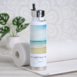 Das Leben am Strand ist besser Trinkflasche<br><div class="desc">Die Wasserflasche zeigt das Lieblings-Foto des Strandes,  Anhänger Zeile "Leben ist besser am Strand" anpassen mit Ihrem Strand Foto oder behalt dieses Strand-Foto. Macht ein großartiges Geschenk für Geburtstage,  Rentner und mehr.</div>
