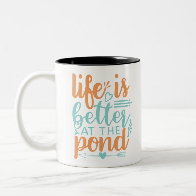 Das Leben am Teich ist besser Zweifarbige Tasse (Links)