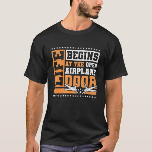 Das Leben beginnt an der offenen Flugzeugtür beim T-Shirt