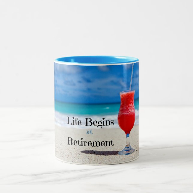 Das Leben beginnt im Ruhestand Zweifarbige Tasse (Mittel)