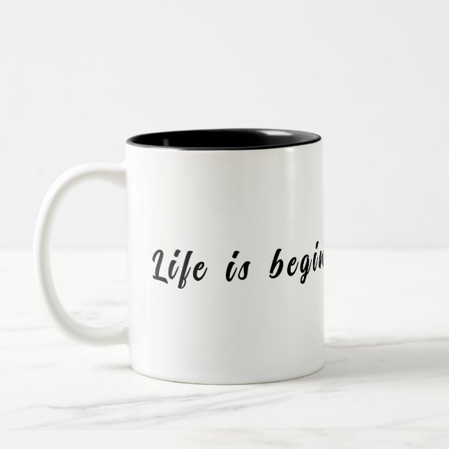 Das Leben beginnt nach dem Kaffee Zweifarbige Tasse (Links)