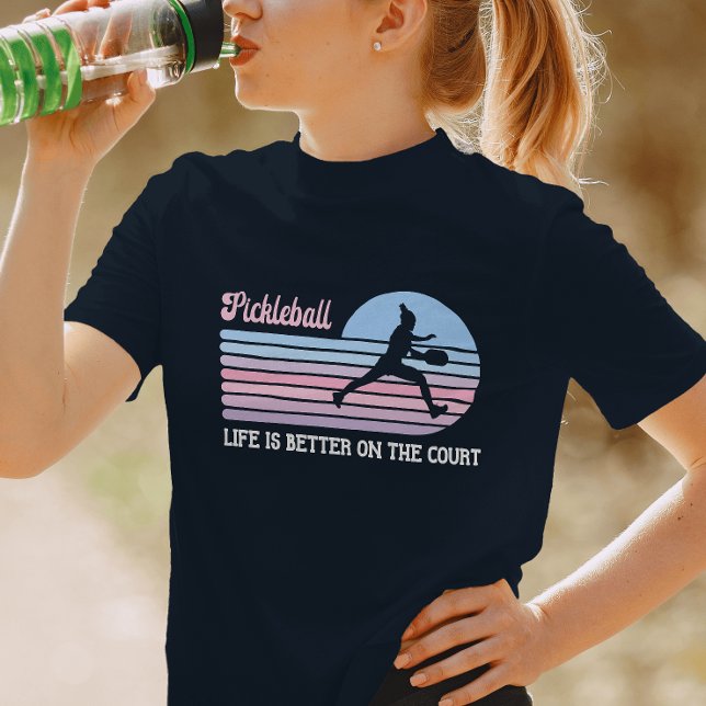 Das Leben bei Pickleball ist besser auf dem Rückzu T-Shirt (Von Creator hochgeladen)