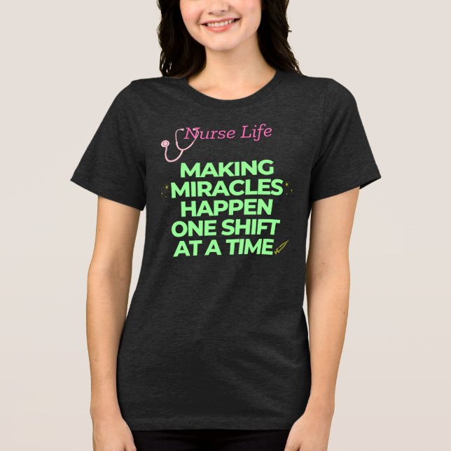 Das Leben der Krankenschwestern bringt Wunder Tri-Blend Shirt (Vorderseite)