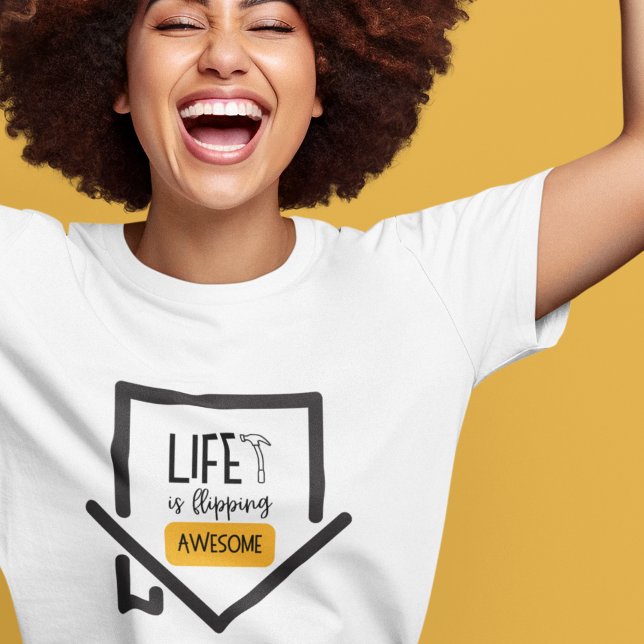 Das Leben Dreht Phantastischen House Flipper T - S Tri-Blend Shirt (This fun, "Life is flipping awesome" tri-blend t-shirt would make the perfect gift! )
