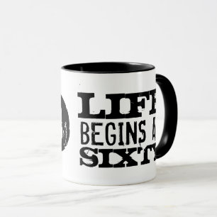 Das Leben fängt bei lustiger sechzigster Tasse de