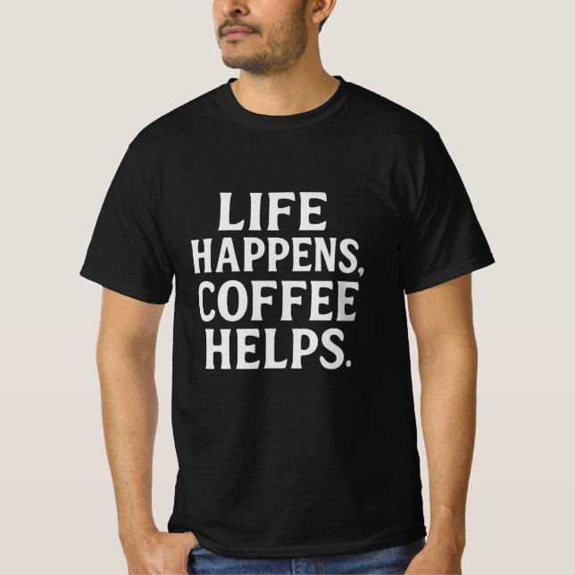 Das Leben geschieht, Kaffee hilft | Dicke Typograf T-Shirt (Vorderseite)