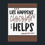 Das Leben geschieht Schokolade hilft bei positivem Postkarte<br><div class="desc">Senden Sie jemandem positive Bilder mit einer Touch Spaß mit dem Zitat "Life Happens Chocolate Hilft in einer Mischung aus schwarz und braun Typografie mit einem Herz und kleinen quadratischen Motiven auf einem weißen Hintergrund, die auf Wunsch in eine andere Farbe geändert werden kann, mit Schokoladenbraun-Rändern am oberen und unteren...</div>