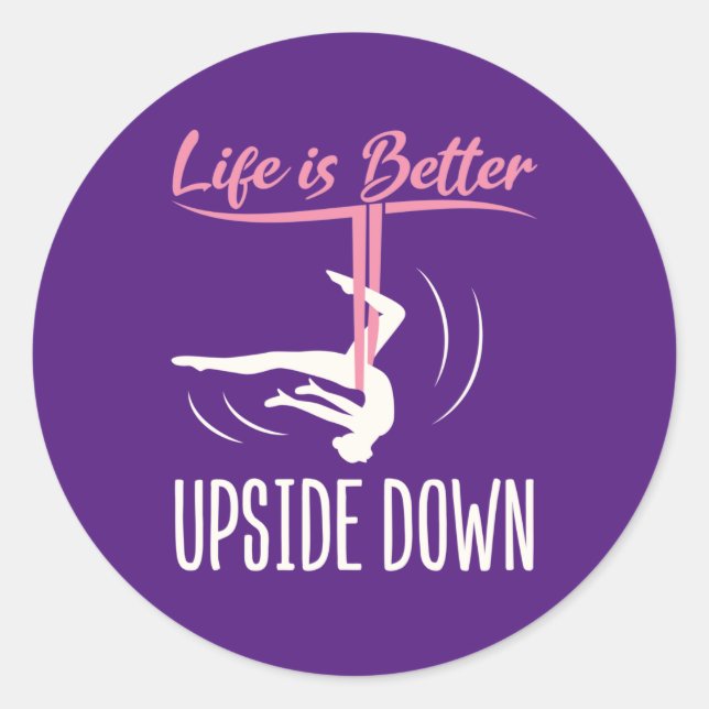 Das Leben ist besser als das Aerial Yoga Runder Aufkleber (Vorderseite)