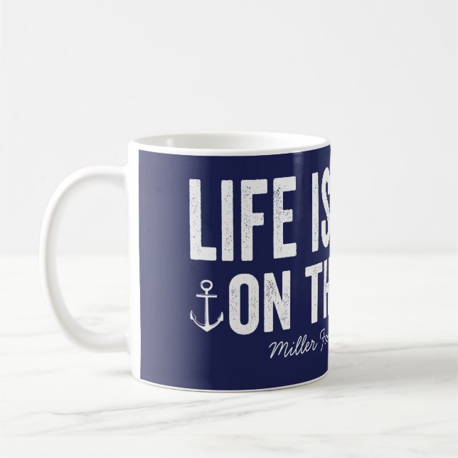 Das Leben ist besser auf dem Namen des Schiffes |  Kaffeetasse (Links)