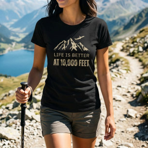 Das Leben ist besser beim Bergwandern auf 10.000 F T-Shirt