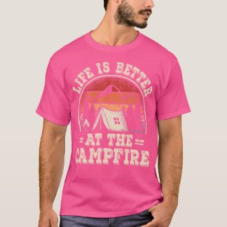 Das Leben ist besser beim Retro-Camping-Hikin am C T-Shirt