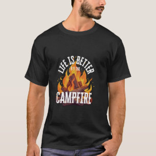 Das Leben ist besser durch das Zitat von Campfire T-Shirt