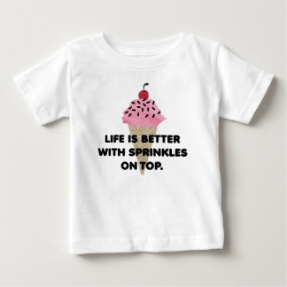 "Das Leben ist besser mit besprüht auf die Baby T-shirt