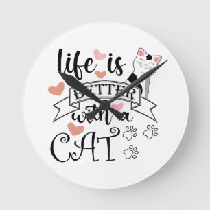 Das Leben ist besser mit einem Cat-Anführungsmotto Runde Wanduhr