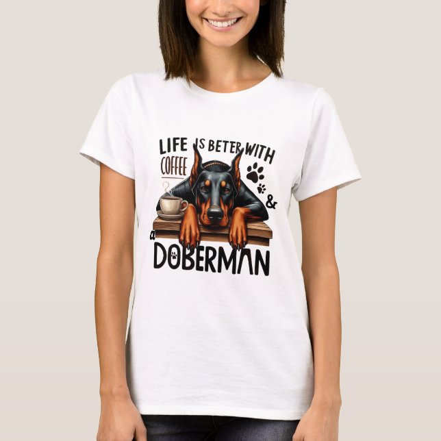 Das Leben ist besser mit Kaffee und einem Doberman T-Shirt (Vorderseite)