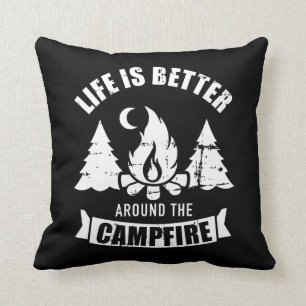 Das Leben ist besser um das Lagerfeuer-Camping her Kissen
