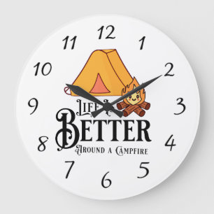 Das Leben ist besser um ein Lagerfeuer herum Große Wanduhr
