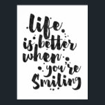 Das Leben ist besser, wenn man lächelt - inspirier Poster<br><div class="desc">Auf einem inspirierenden Poster wird die Phrase "Das Leben ist besser, wenn man lächelt" in einem schwarzen Pinselskript mit einer Bio Farbstruktur dargestellt, um einen authentischen, handgeschriebenen Look zu erreichen. Das Design ist so konzipiert, dass es auf allen portraitorientierten Postergrößen großartig aussieht. Bitte machen Sie Karo, wenn das Bild nach...</div>