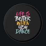 Das Leben ist besser, wenn man sonnige Tänzerin ta Magnet<br><div class="desc">Das Leben ist besser, wenn man tanzt. Funny inspirierendes Tanzdesign für diejenigen, die tanzen Liebe, wann immer sie die Musik hören. Coole Vintage, grunge und Not leidende Ware für berufliche Tänzer oder diejenigen, die Liebe zu tanzen für Spaß. Ideal, um Tanzaufführungen am National Dance Day zu feiern. Großartiges Weihnachtsgeschenk und...</div>