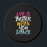 Das Leben ist besser, wenn man sonnige Tänzerin ta Magnet<br><div class="desc">Das Leben ist besser, wenn man tanzt. Funny inspirierendes Tanzdesign für diejenigen, die tanzen Liebe, wann immer sie die Musik hören. Coole Vintage, grunge und Not leidende Ware für berufliche Tänzer oder diejenigen, die Liebe zu tanzen für Spaß. Ideal, um Tanzaufführungen am National Dance Day zu feiern. Großartiges Weihnachtsgeschenk und...</div>