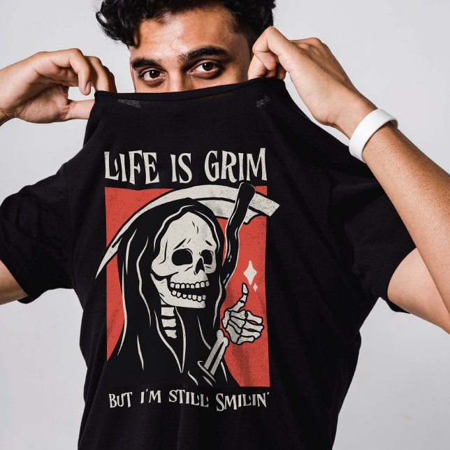Das Leben ist ein grimmiger, grimmiger Sensenmann  T-Shirt (Embrace life's dark humor with our 'Life Is Grim, But I'm Still Smiling' t-shirt! Straight from the )