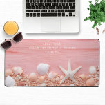 Das Leben ist ein Strandangebot, das einen Persona Schreibtischunterlage<br><div class="desc">Life's A Beach Quote Seashells Personalisierte Name Desk Mat zeigt Muscheln auf einem rustikalen rosa Holzhintergrund mit dem Text "Das Leben ist ein Strand, und ich spiele nur im Sand" mit Ihrem personalisierten Namen unten in der modernen Kalligraphieskripttypografie. Perfektes Geschenk für Geburtstag, Weihnachten, Muttertag, Großeltern, Ehefrau, Freundin, Partnerin, beste Freunde,...</div>