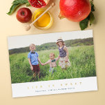 Das Leben ist ein süßer, moderner jüdischer New Ye Folien Feiertagskarte<br><div class="desc">Diese moderne Rosh Hashanah Ferienfotokarte verfügt über ein horizontales Foto mit dem Gruß "Life is Sweet" in Goldfolie. Auf der Rückseite finden Sie einen einfachen marineblauen Hintergrund. Stellen Sie dieses Design weiter ein, indem Sie ein anderes Foto und/oder Text auf der Rückseite hinzufügen! Die goldene Folie auf dieser Karte glänzt...</div>