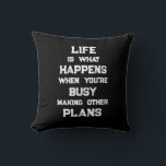 Das Leben ist... Funny Motivierend Zitat Kissen<br><div class="desc">"Das Leben ist das,  was passiert,  wenn man beschäftigt ist,  andere Pläne zu machen" lustige motivierend Zitat. Eine mächtige Erinnerung,  dass wir alle möglichen Ziele und Ambitionen für die Zukunft schaffen können,  aber wenn wir eine starke Zukunftsorientierung haben,  können wir vergessen,  in der Zwischenzeit in vollem Umfang zu leben.</div>