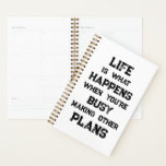 Das Leben ist... Funny Motivierend Zitat Planer<br><div class="desc">"Das Leben ist das,  was passiert,  wenn man beschäftigt ist,  andere Pläne zu machen" lustige motivierend Zitat. Eine mächtige Erinnerung,  dass wir alle möglichen Ziele und Ambitionen für die Zukunft schaffen können,  aber wenn wir eine starke Zukunftsorientierung haben,  können wir vergessen,  in der Zwischenzeit in vollem Umfang zu leben.</div>