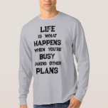 Das Leben ist... Funny Motivierend Zitat T-Shirt<br><div class="desc">"Das Leben ist das,  was passiert,  wenn man beschäftigt ist,  andere Pläne zu machen" lustige motivierend Zitat. Eine mächtige Erinnerung,  dass wir alle möglichen Ziele und Ambitionen für die Zukunft schaffen können,  aber wenn wir eine starke Zukunftsorientierung haben,  können wir vergessen,  in der Zwischenzeit in vollem Umfang zu leben.</div>