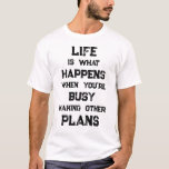 Das Leben ist... Funny Motivierend Zitat T-Shirt<br><div class="desc">"Das Leben ist das,  was passiert,  wenn man beschäftigt ist,  andere Pläne zu machen" lustige motivierend Zitat. Eine mächtige Erinnerung,  dass wir alle möglichen Ziele und Ambitionen für die Zukunft schaffen können,  aber wenn wir eine starke Zukunftsorientierung haben,  können wir vergessen,  in der Zwischenzeit in vollem Umfang zu leben.</div>