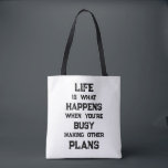 Das Leben ist... Funny Motivierend Zitat Tasche<br><div class="desc">"Das Leben ist das,  was passiert,  wenn man beschäftigt ist,  andere Pläne zu machen" lustige motivierend Zitat. Eine mächtige Erinnerung,  dass wir alle möglichen Ziele und Ambitionen für die Zukunft schaffen können,  aber wenn wir eine starke Zukunftsorientierung haben,  können wir vergessen,  in der Zwischenzeit in vollem Umfang zu leben.</div>