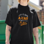 Das Leben ist gut, eine Katze macht es besser T-Shirt<br><div class="desc">Weiß auf schwarzen Retro-Typografie-Design - das Leben ist gut eine Katze macht es zu einem besseren Design für Katzenliebhaber.</div>