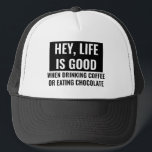 Das Leben ist gut Funny Motivierend und inspiriere Truckerkappe<br><div class="desc">Dieses lustige,  motivierend und inspirierende Design sagt: "Hey,  das Leben ist gut" und unten steht "beim Kaffee trinken oder Schokolade essen". Der Text kann leicht geändert werden,  um Ihre Favoriten einzuschließen! Perfekte Geschenkidee für Schokoladenliebhaber oder Kaffeesüchtige.</div>