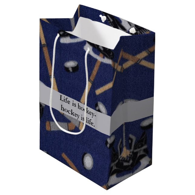 Das Leben ist Hockey Mittlere Geschenktüte (Vorderseite Schrägansicht)