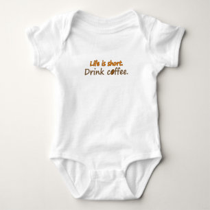 Das Leben ist kurz. Trink Kaffee. (© Mira) Baby Strampler