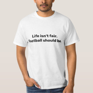 Das Leben ist nicht fair. Fußball sollte es sein. T-Shirt