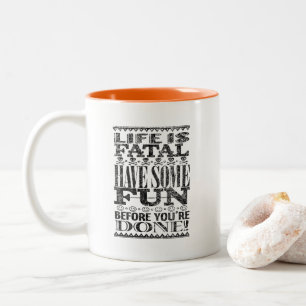 Das Leben ist tödlich Zweifarbige Tasse