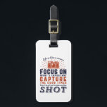 Das Leben ist wie ein Zitat eines Fotografen Gepäckanhänger<br><div class="desc">Das Leben ist wie eine Kamera. Konzentrieren Sie sich auf das Wichtige. Nimm die guten Zeiten ein. Inspiration und motivierend Angebot für Fotografen. Cooles Sprichwort und Slogan Typografie-Ware für diejenigen, die Liebe, Fotos, Mitglied des Fotoclubs. Vintages und bedrücktes Design für Amateure oder berufliche Fotografen, die überall Kameras und Objektive tragen....</div>