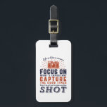 Das Leben ist wie ein Zitat eines Fotografen Gepäckanhänger<br><div class="desc">Das Leben ist wie eine Kamera. Konzentrieren Sie sich auf das Wichtige. Nimm die guten Zeiten ein. Inspiration und motivierend Angebot für Fotografen. Cooles Sprichwort und Slogan Typografie-Ware für diejenigen, die Liebe, Fotos, Mitglied des Fotoclubs. Vintages und bedrücktes Design für Amateure oder berufliche Fotografen, die überall Kameras und Objektive tragen....</div>