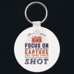 Das Leben ist wie ein Zitat eines Fotografen Schlüsselanhänger<br><div class="desc">Das Leben ist wie eine Kamera. Konzentrieren Sie sich auf das Wichtige. Nimm die guten Zeiten ein. Inspiration und motivierend Angebot für Fotografen. Cooles Sprichwort und Slogan Typografie-Ware für diejenigen, die Liebe, Fotos, Mitglied des Fotoclubs. Vintages und bedrücktes Design für Amateure oder berufliche Fotografen, die überall Kameras und Objektive tragen....</div>