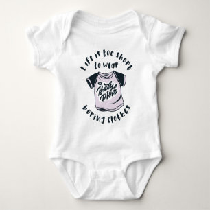 Das Leben ist zu kurz, um langweilige Kleidung zu  Baby Strampler