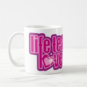 "Das Leben lehrt Liebe enthüllt" rosa lila Slogan- Kaffeetasse