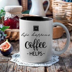 Das Leben passiert Kaffee hilft Monogram Funny Zweifarbige Tasse