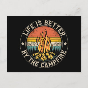 Das Leben wird besser durch das Campfire-Camping Postkarte
