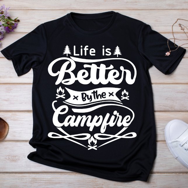 Das Leben wird besser durch das Campfire T-Shirt (Von Creator hochgeladen)